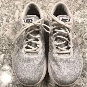 Women’s Nike tennis shoes